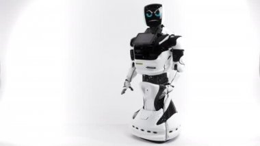 Modern Robotik teknolojiler. Parlak Studio robot. Android yükseltir ve beyaz bir arka plan üzerinde eller düşürür. Bir tebrik el sallayarak. İyi ve kötü duygular gösterir.