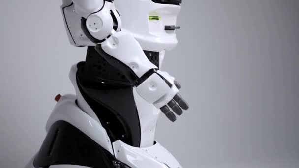 현대 로봇 기술입니다. 밝은 스튜디오에서 흰색 현대 로봇입니다. 안 드 로이드 굴절 그의 손을, 그의 관절을 보여줍니다. 흰색 배경에 로봇의 시범입니다. 여기 미래 — 비디오
