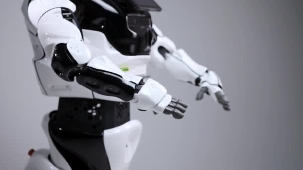 Nowoczesnych technologii robotów. Białe nowoczesne robot w jasne apartamenty typu studio. Android, taniec, machając rękami. Pokaz robotów na białym tle. Przyszłość tutaj. — Wideo stockowe