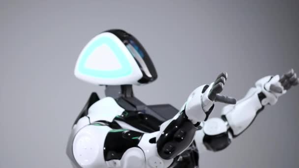 近代的なロボット技術。明るいスタジオで白のモダンなロボット。Android のダンス、腕を振ってします。白い背景のロボットの実演。ここで将来. — ストック動画