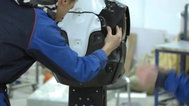Bir grup mühendis bir modern robot veya android oluşturur. Onay ve öğeleri kırık onarımı. Üretim ve robotlar imalatı
