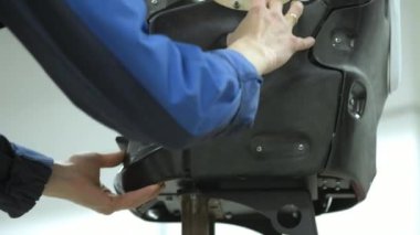 Bir grup mühendis bir modern robot veya android oluşturur. Onay ve öğeleri kırık onarımı. Üretim ve robotlar imalatı