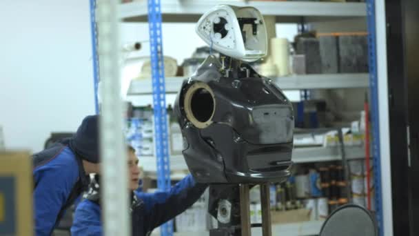 Um grupo de engenheiros cria um robô moderno ou andróide. Verifique e reparar itens quebrados. Fabricação e fabrico de robôs — Vídeo de Stock