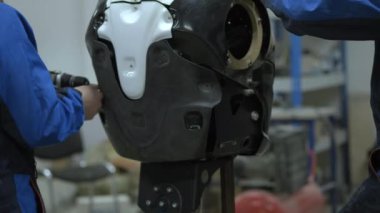 Bir grup mühendis bir modern robot veya android oluşturur. Onay ve öğeleri kırık onarımı. Üretim ve robotlar imalatı