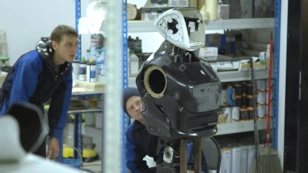 Un groupe d'ingénieurs crée un robot moderne ou androïde. Vérifier et réparer les articles cassés. Fabrication et fabrication de robots — Video