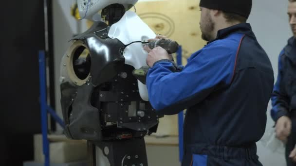 Un groupe d'ingénieurs crée un robot moderne ou androïde. Vérifier et réparer les articles cassés. Fabrication et fabrication de robots — Video