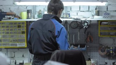 Tamirci çalışma masasına değer. Çalışma alanı otomatik onarım Sihirbazı