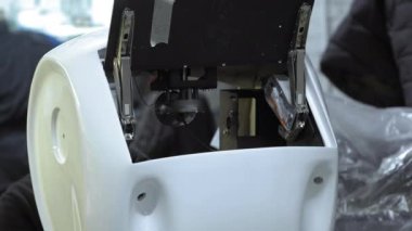 Demonte robot üretiminde. Mühendis toplanır ve robot gövdesi onarır. Robotlar üretimi için bitki.