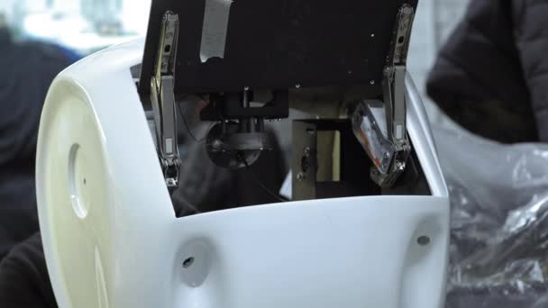 Gedemonteerde robot in productie. De ingenieur assembleert en repareert het lichaam van de robot. Fabriek voor de productie van robots. — Stockvideo