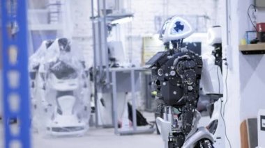 Demonte robot üretiminde. Robot montaj için hazır olduğunu, tüm sistemleri sınar. Robotlar üretimi için bitki.