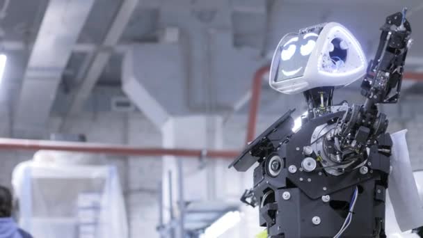 Demonte robot üretiminde. Robot montaj için hazır olduğunu, tüm sistemleri sınar. Robotlar üretimi için bitki. — Stok video