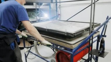 Termoform makinesi. Alt form veya bölümü robot için yapar