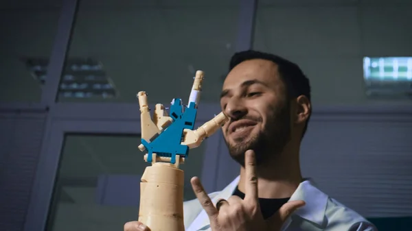 Sibernetik sistem bugün. Oyun endüstrisi ve hareket siberuzayda izleme. Adam yenilikçi gözlük ile mekanik Plastik kol hareketi oluşturur. 3d yazıcıda yazdırma. Sci Fi ve protez