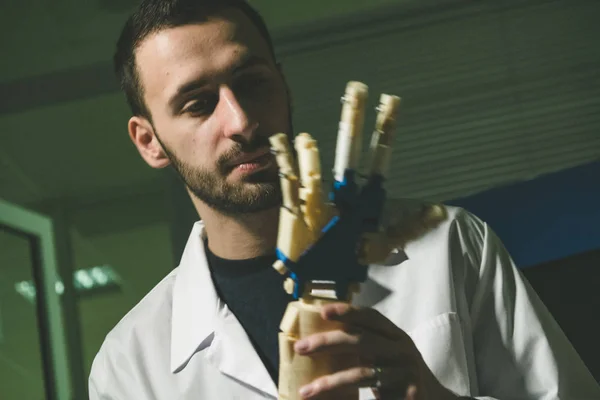 Sibernetik sistem bugün. Oyun endüstrisi ve hareket siberuzayda izleme. Adam yenilikçi gözlük ile mekanik Plastik kol hareketi oluşturur. 3d yazıcıda yazdırma. Sci Fi ve protez