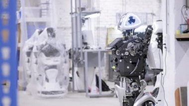 Demonte robot üretiminde. Robot montaj için hazır olduğunu, tüm sistemleri sınar. Robotlar üretimi için bitki.