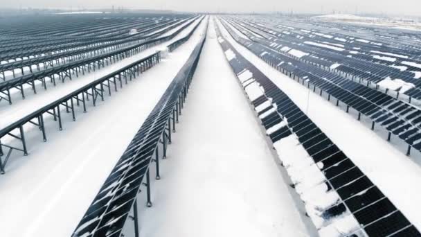航空写真 冬の太陽光発電は 雪で覆われました 雪のドリフトの間で太陽電池パネルは 雪で覆われています 北欧諸国における代替エネルギー源 — ストック動画