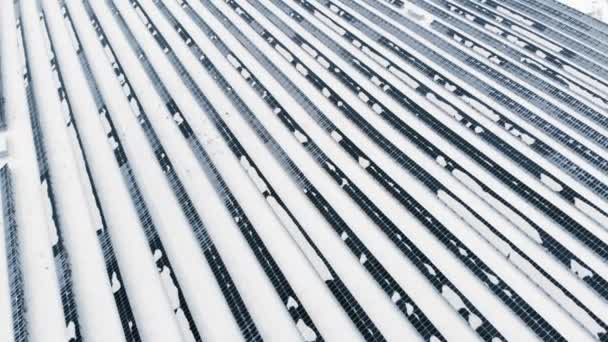 AEREO: Fotovoltaico in inverno coperto di neve. Pannelli solari tra i cumuli di neve, coperti di neve. Fonti energetiche alternative nei paesi nordici . — Video Stock