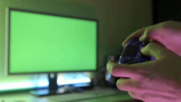 Detailní záběr na mladého muže rukou hraní počítačových her na herní konzole před širokoúhlé Tv — Stock video