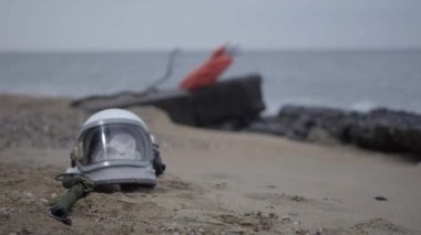 ölü astronotu gezegende. Kaskı kafasına kafatasından kum deniz üzerinde yer almaktadır. Kaza sonucu sorunlu.