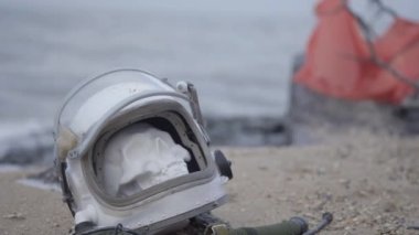 ölü astronotu gezegende. Kaskı kafasına kafatasından kum deniz üzerinde yer almaktadır. Kaza sonucu sorunlu.