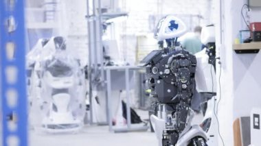 Demonte robot üretiminde. Robot montaj için hazır olduğunu, tüm sistemleri sınar. Robotlar üretimi için bitki.