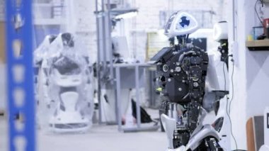 Demonte robot üretiminde. Robot montaj için hazır olduğunu, tüm sistemleri sınar. Robotlar üretimi için bitki.