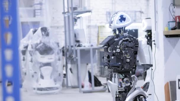 Rozloženém stavu robota v produkci. Robot je připraven k montáži, testuje všechny systémy. Závod na výrobu robotů. — Stock video