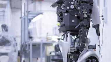 Demonte robot üretiminde. Robot montaj için hazır olduğunu, tüm sistemleri sınar. Robotlar üretimi için bitki.