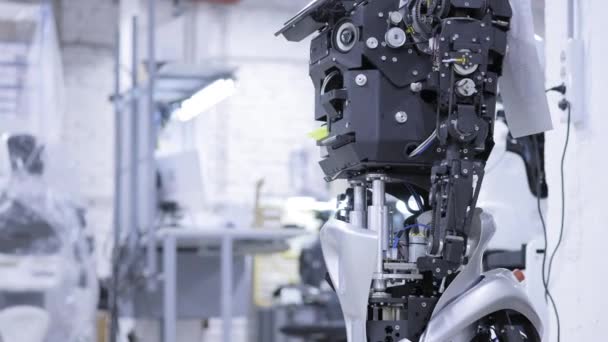 Robô desmontado em produção. O robô está pronto para montagem, ele testa todos os sistemas. Instalação para a produção de robôs . — Vídeo de Stock