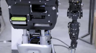 Demonte robot üretiminde. Robot montaj için hazır olduğunu, elini kaldırır. Robotlar üretimi için bitki.