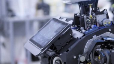 Demonte robot üretiminde. Robot montaj için hazır olduğunu, elini kaldırır. Robotlar üretimi için bitki.