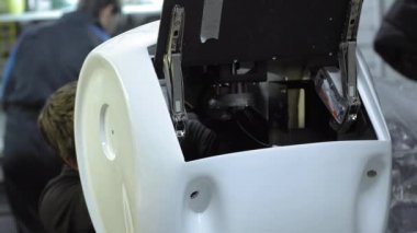 Demonte robot üretiminde. Mühendis toplanır ve robot gövdesi onarır. Robotlar üretimi için bitki.