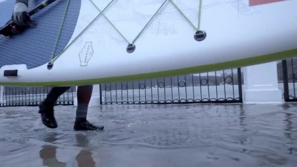 Anapa Russia 2019 Piloto Carrega Suas Mãos Uma Prancha Surf — Vídeo de Stock