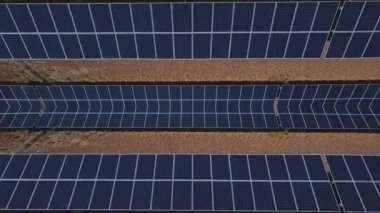 Yaratıcı kaleydoskop drone ile çerçeveden. Dağ güneş panelleri. Yenilenebilir enerji, dünyadaki çevre sorunları kavramı.