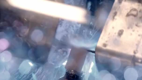 Стоматологический фрезерный станок CAD CAM шлифует зубной протез — стоковое видео