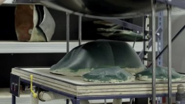 Termoform makinesi. Alt form veya bölümü robot için yapar