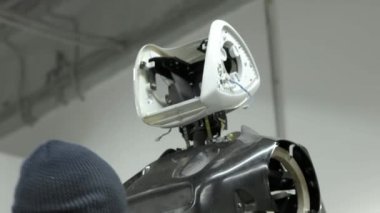 Modern Robotik teknolojiler. Mühendis bir modern robot veya android oluşturur. Üretim ve robotlar imalatı. Atölye tablo sökülüp robot.