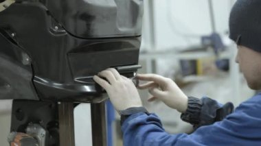 Modern Robotik teknolojiler. Mühendis bir modern robot veya android oluşturur. Üretim ve robotlar imalatı. Atölye tablo sökülüp robot.