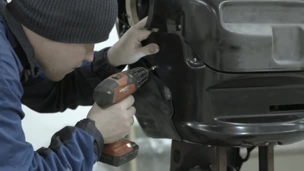 Technologies robotiques modernes. L'ingénieur crée un robot moderne ou androïde. Production et fabrication de robots. Robot démonté sur la table dans l'atelier . — Video