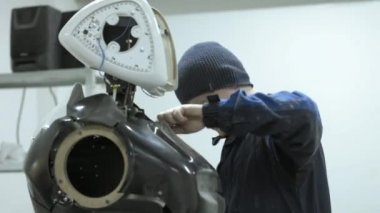 Modern Robotik teknolojiler. Mühendis bir modern robot veya android oluşturur. Üretim ve robotlar imalatı. Atölye tablo sökülüp robot.