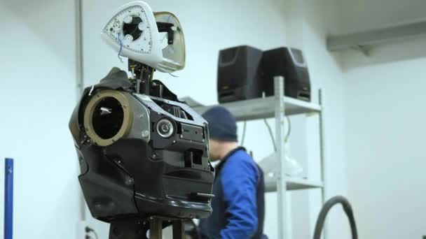 Modern Robotic Technologies. The engineer creates a modern robot or android. Production and manufacture of robots. Disassembled robot on the table in the workshop. — Stock Video