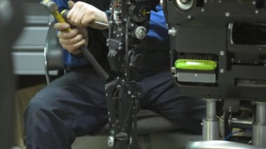 Araştırmacı bir modern robot veya android oluşturur. Robot el yönteminde denetler. Üretim ve robotlar imalatı.