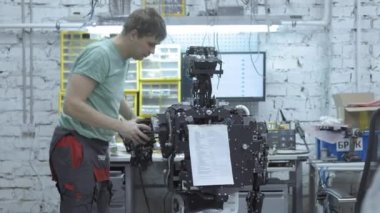 mühendis yapar ve modern robot ayarlar.