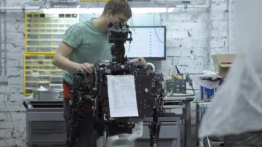 mühendis yapar ve modern robot ayarlar.