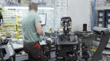 mühendis yapar ve modern robot ayarlar.