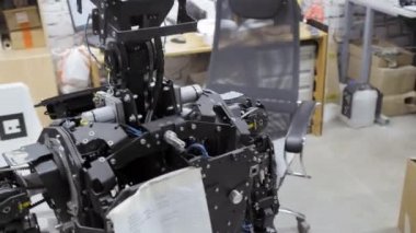 Robotlar üretimi için fabrikada çalışan mühendis. İcat etti ve yeni bir robot oluşturur. Robot sökülüp, iç mekanizmaları ve elektronik görünür