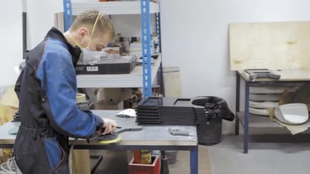 Reparador digno de su mesa de trabajo. Asistente de reparación de automóviles espacio de trabajo — Vídeo de stock