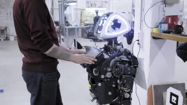 Fabrik För Tillverkning Robotar Ingenjören Undersöker Roboten Skapar Nya Robotar — Stockvideo