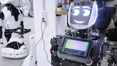 Fabrika Robotlar, modern robot gelişmeler üretimi için. Bir grup mühendis yeni bir robot yaratmak için çalışıyoruz. Eski bir robot ayrı ayrı atölye standları.