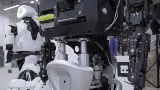 Fabrik für die Produktion von Robotern, moderne Roboterentwicklungen. Überblick über den neuen demontierten Roboter in der Werkstatt — Stockvideo